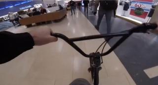 IMAGINI VIRALE! Cu bicicleta, la plimbare, prin.. mall!