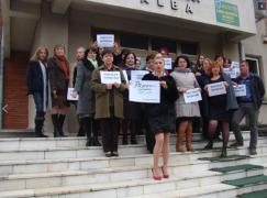 PROTEST SPONTAN la Agenţiile de Protecţia Mediului din ţară. Salariile mici i-au scos pe angajaţi în stradă (FOTO)