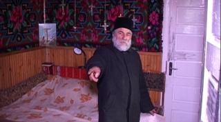 Preot TÂLHĂRIT, la Vaslui. Patru tineri au fost reţinuţi după ce l-au atacat pe stareţ în timp ce dormea în chilia sa (FOTO)