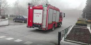 Hală din Bacău, DISTRUSĂ de flăcări. Angajaţii au fost evacuaţi de urgenţă, zeci de echipe de pompieri intervin la incendiu (FOTO)