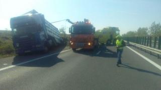 Circulaţie închisă între Timişoara şi Vama Moraviţa, după ce un TIR plin cu frigidere s-a răsturnat pe şosea