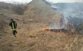 Incendiul izbucnit în apropierea rezervaţiei naturale Vulcanii Noroioşi s-a extins la 450 de hectare!