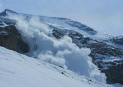 Trei persoane AU MURIT într-o avalanşă în Austria