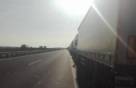 Aglomeraţie la graniţa cu Ungaria. Cozi de camioane în Vămile Nădlac şi Borş (FOTO)