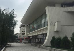 Incident GRAV la Casa de Cultură din Ploieşti! O femeie a căzut de la etajul întâi al clădirii