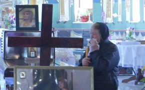 DURERE FĂRĂ MARGINI la căpătâiul Ilenei Ciuculete! Rude, prieteni şi colegi îşi iau rămas bun de la regretata artistă. Imagini greu de privit! (VIDEO)