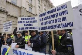 Nemulţumiţi de discuţiile purtate la Ministerul de Interne, sindicaliştii au plecat în marş către Guvern