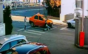 IMAGINI ŞOCANTE la Craiova! Două eleve SPULBERATE pe TRECERE de un taximetrist. Şoferul le-ar fi oferit bani să nu meargă la poliţie (VIDEO+FOTO)