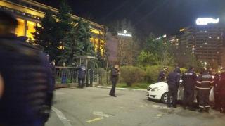 INCIDENT în Piaţa Victoriei! O maşină a intrat într-o poartă din faţa Guvernului, după ce a trecut printre protestatarii din faţa clădirii (VIDEO)