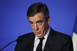 Două costume de lux pot să-l dezbrace pe candidatul dreptei de şanse la prezidenţialele din Franţa