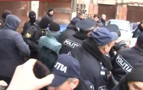 VIDEO ŞOCANT. Momente DRAMATICE în timpul reţinerii unui primar: Localnicii s-au aruncat în faţa unei maşini