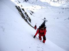 Alpinişti RĂTĂCIŢI, în Munţii Retezat. Misiunea salvamontiştilor este îngreunată de viscol (VIDEO)