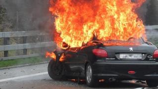 MIRACOL pe autostradă! O femeie şi fiica ei au scăpat ca prin minune din acest incendiu! (VIDEO)