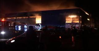 Centru comercial din Arad, DISTRUS de un incendiu violent. Pompierii s-au luptat ore în şir cu flăcările (FOTO)