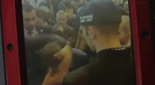 VIDEO. Favoritul la alegerile prezidenţiale în Franţa, LOVIT CU UN OU ÎN CAP, la un eveniment public! Reacţia politicianului: "Vor fi întotdeauna niște idioți..."