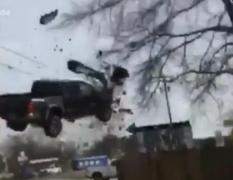 IMAGINI VIRALE. O maşină ATERIZEAZĂ, la propriu, în parcarea unui restaurant, FACÂND TOTUL PRAF în jur! | VIDEO