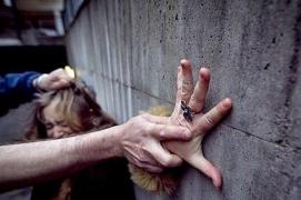 Tânără de 18 ani, din Vaslui, BĂTUTĂ ŞI VIOLATĂ de patronul magazinului din sat, în contul datoriei "de la caiet"