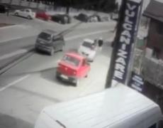 VIDEO. Femeie SPULBERATĂ de o maşină, după ce şoferul A LEŞINAT LA VOLAN! Imagini ŞOCANTE
