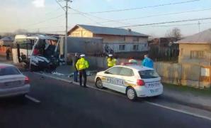 ACCIDENT GROAZNIC pe DN 1, la Bărcănești: Doi MORŢI şi mai mulţi RĂNIŢI, după ce un microbuz cu pasageri s-a CIOCNIT cu un autocamion (IMAGINI DRAMATICE)