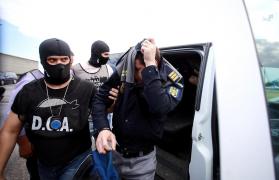 Procurorii au DESTRUCTURAT patru grupări de TRAFICANŢI DE DROGURI. 30 de persoane au fost duse la audieri