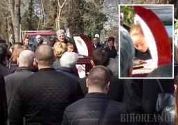 PRIMELE IMAGINI de la înmormântarea lui Adrian Hladii, ucigaşul Daliei Duca! Văduva îl jeleşte pe ASASIN, în timp ce un preot cu ochelari de soare cere "mila lui Dumnezeu" (VIDEO)