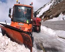 Circulaţia pe TRANSALPINA s-ar putea redeschide MAI DEVREME! Utilajele lucrează de zor pentru degajarea zăpezii (VIDEO)