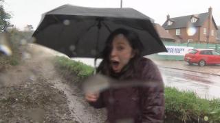 Ghinion sau proastă inspirație? Momentul amuzant când o reporteriță e stropită consecutiv de DOUĂ mașini, în timp ce era filmată