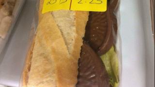 Un sandwich nou apărut creează ISTERIE printre cosumatori! Ce conţin cele două felii de pâine i-au lăsat MUŢI DE UIMIRE pe cumpărători