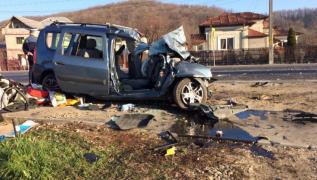 ACCIDENT GROAZNIC pe DN7, între Pitești şi Râmnicu Vâlcea: Două persoane, mamă şi fiu, au MURIT, după ce un TIR s-a ciocnit cu un Logan (IMAGINI DRAMATICE)