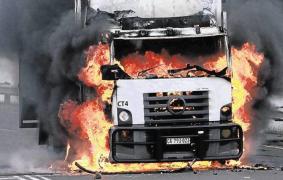 ZECI de migranţi au fost găsiţi într-un camion CUPRINS DE FLĂCĂRI