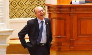 Ce bine este să creşti PORCI! Traian Băsescu LOVEŞTE din nou pe Facebook. MESAJ DUR pentru Dragnea
