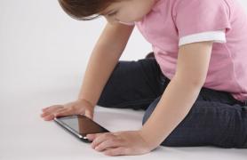 INCREDIBIL! Un copil de patru ani şi-a salvat mama cu ajutorul asistentului Siri de pe Iphone