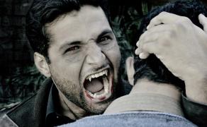 Se credea VAMPIR? Tânăr atacat SĂLBATIC, în spital, MUŞCAT de GÂT! Avem imaginile de pe CAMERELE DE SUPRAVEGHERE (VIDEO ŞOCANT)