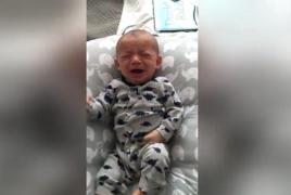 VIRAL Rămas cu tatăl lui acasă, un bebeluş nu se mai opreşte din plâns. Reacţia copilului atunci când simte mirosul mamei (VIDEO)