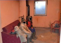 Mai mulți copii din Mureș SLUJEAU în SCLAVIE la CĂMĂTARI pentru DATORIILE PĂRINȚILOR. Alocațiile copiilor și ajutoarele sociale tot cămătarii le luau