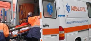 Accident GRAV la Botoșani. O șoferiță, cu toată familia în mașină, s-a înfipt violent într-un copac de pe marginea drumului