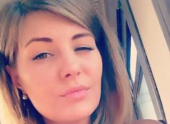 Tânără STROPITĂ CU ACID şi INCENDIATĂ de iubitul ei, din cauza unei fotografii cu câinele ei