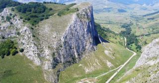Alpinistul care a murit, căzând inexplicabil de la 40 de metri, în Cheile Vălişoarei, era pilot la o companie aeriană