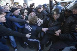 ARESTĂRI ÎN MASĂ în urma mitingului anticorupţie din Rusia! Peste 700 de oameni se află în arestul poliţiei