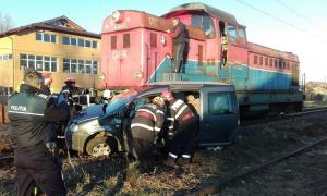 7 persoane au scăpat cu viaţă, după ce o LOCOMOTIVĂ A LOVIT MAŞINA în care se aflau, luni de dimineaţă, la Ploieşti (FOTO)