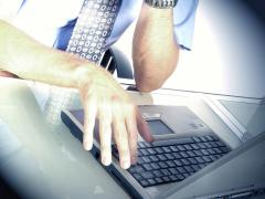 DEZVĂLUIRI în Marea Britanie: DE CE au fost interzise laptopurile şi tabletele pe zborurile din anumite ţări