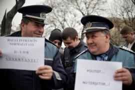 Sindicatele din poliţie se întâlnesc cu ministrul Afacerilor Interne. Timp de trei zile, poliţiştii au cerut, în stradă, majorări salariale de 20%