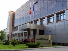 Primăria Vaslui face anchetă după o petrecere la birou. Un angajat s-a pozat cu paharul de băutură, în timpul orelor de lucru (FOTO)