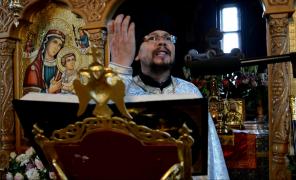 Călugăr din Sibiu, PREDICĂ TULBURĂTOARE despre jocul "BALENA ALBASTRĂ". Ce le transmite părinţilor ucenicul lui Arsenie Boca (VIDEO CUTREMURĂTOR)