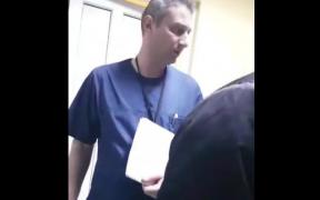 IMAGINI ŞOCANTE pe holul de la Urgenţe, în Craiova. Un bătrân căzut pe podea e ignorat de medici şi asistente (VIDEO)