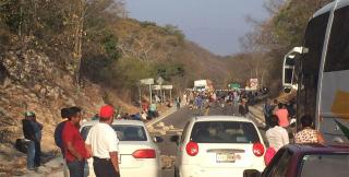 20 de turişti români sunt SECHESTRAŢI de protestatari pe o şosea din Mexic, de mai bine de 24 de ore. Reacţia Ministerului de Externe