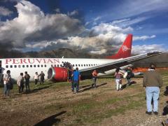 Momente dramatice, la aeroport! Un avion A LUAT FOC, în timp ce ateriza. Peste 100 de persoane se aflau la bord (FOTO şi VIDEO)