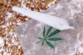 Bărbat prins în timp ce vindea peste un kilogram şi jumătate de MARIJUANA, în Vrancea. Ce au găsit poliţiştii la locuinţa sa