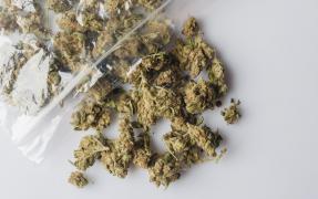 Bărbat PRINS ÎN FAPT, când voia să vândă o cantitate considerabilă de CANNABIS!