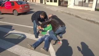 Bărbat din Constanţa, ridicat de Poliţie în timp ce dădea un interviu pentru televiziunea locală. Imagini ŞOCANTE (VIDEO)